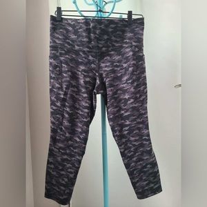 Salutation stash pocket II printed 7/8 tight leggings worn once
